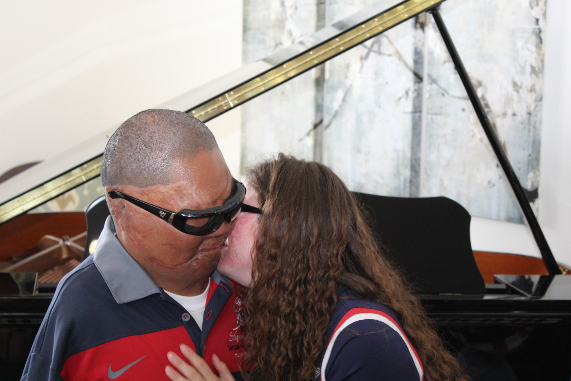 Ronny "Tony" Porta and  his wife Deicy kiss in their new smarthome. (WTOP/Max Smith)