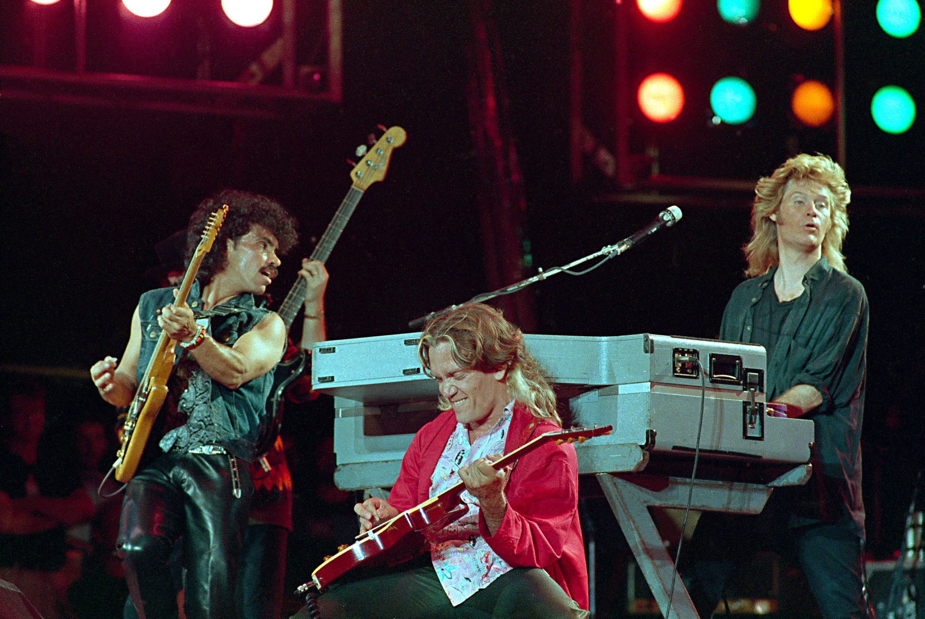 From left, John Oates, G.E. Smith and Daryl Hall perform collectively as Hall and Oates onstage at JFK Stadium in Philadelphia Pa. for the Live Aid famine relief concert July 13, 1985.(AP Photo/Amy Sancetta)