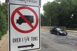 A sign shows that no trucks more than 1 1/4 ton are allowed on the scenic highway. (WTOP/Dave Dildine)