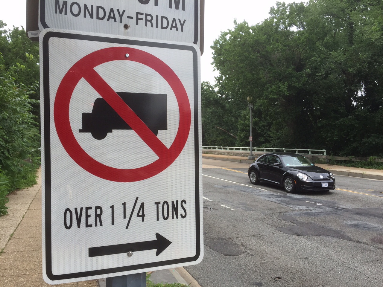 A sign shows that no trucks more than 1 1/4 ton are allowed on the scenic highway. (WTOP/Dave Dildine)