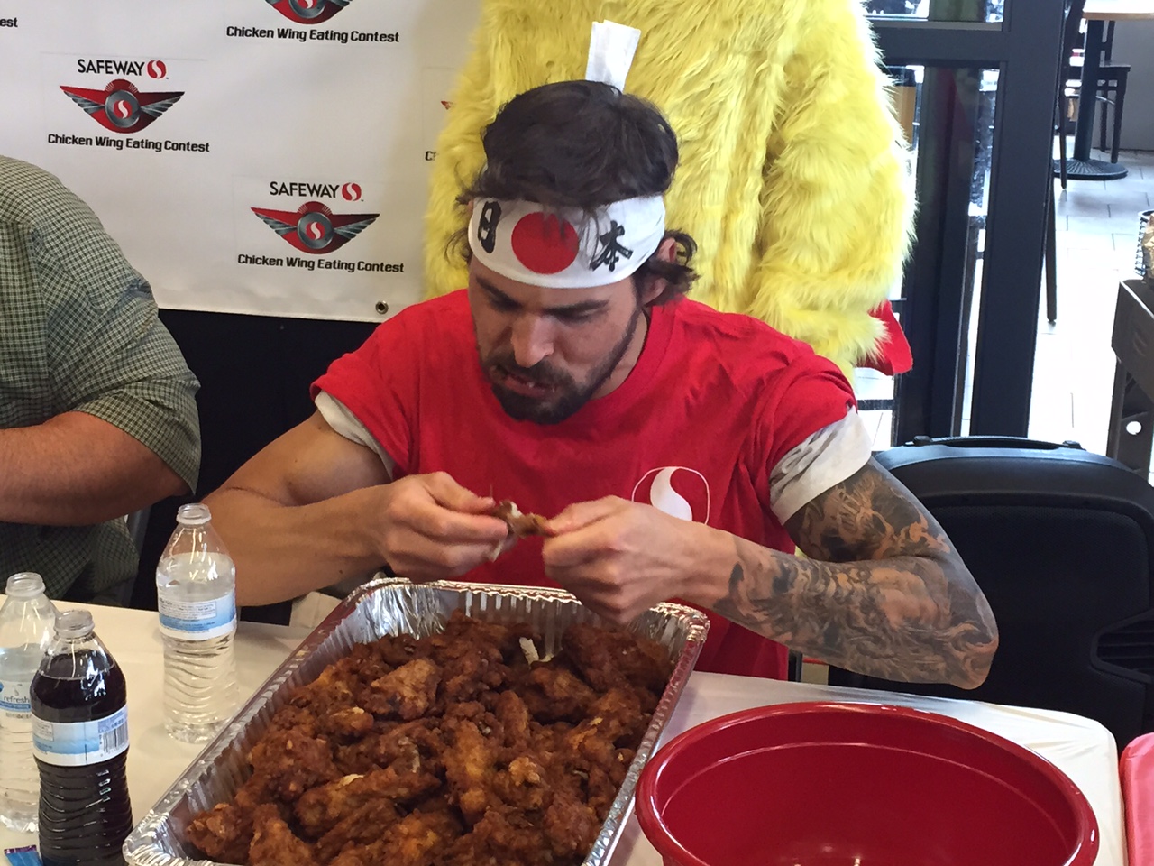 Safeway celebrates Wing Day with eating contest (Photos)