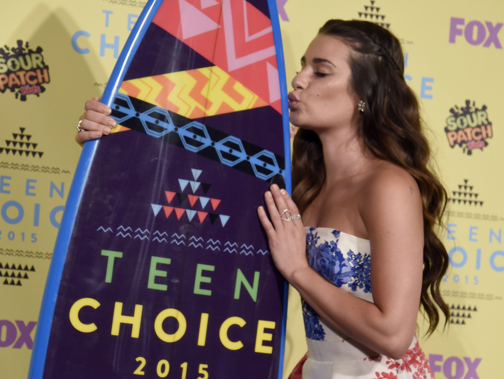 Lea Michele poses in the press room with the award for choice TV actress: comedy for "Glee" at the Teen Choice Awards at the Galen Center on Sunday, Aug. 16, 2015, in Los Angeles. (Photo by Chris Pizzello/Invision/AP)