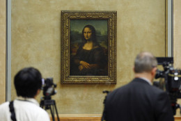 Members of the media are gathered next to the Mona Lisa, during an event to unveil the new lighting of Leonardo da Vinci's painting Mona Lisa, also known as La Joconde, at the Louvre museum in Paris, Tuesday June 4, 2013. Mona Lisa is now illuminated by LED lighting. The lighting had to meet various technical specifications, but also meet the more subjective and aesthetic requirements of the museum Director and Frances Historical Monuments Committee.(AP Photo/Remy de la Mauviniere)