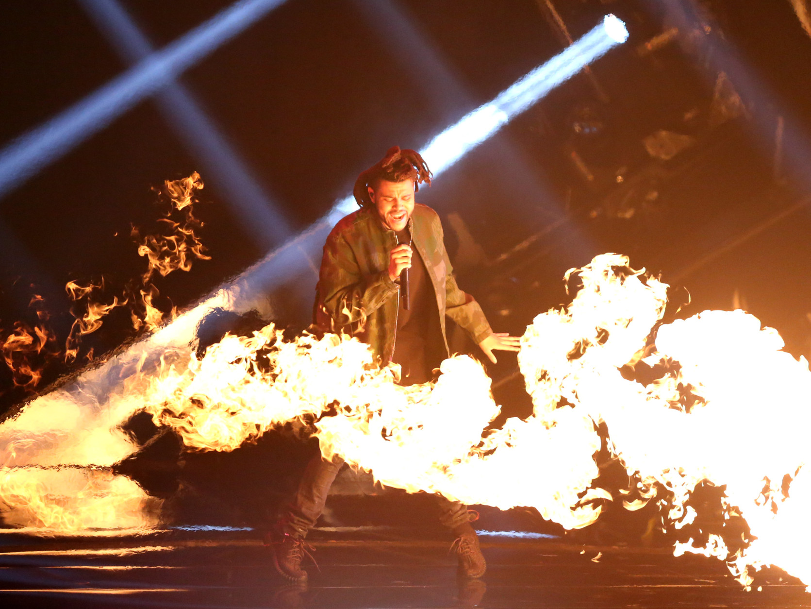 The Weeknd performs at the MTV Video Music Awards at the Microsoft Theater on Sunday, Aug. 30, 2015, in Los Angeles. (Photo by Matt Sayles/Invision/AP)
