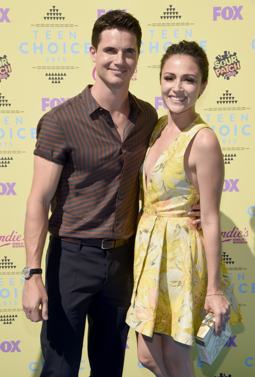 Robbie Amell, left, and Italia Ricci arrive at the Teen Choice Awards at the Galen Center on Sunday, Aug. 16, 2015, in Los Angeles. (Photo by Chris Pizzello/Invision/AP)