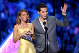 Sarah Hyland, left, and Skylar Astin present the award for choice comedian at the Teen Choice Awards at the Galen Center on Sunday, Aug. 16, 2015, in Los Angeles. (Photo by Matt Sayles/Invision/AP)