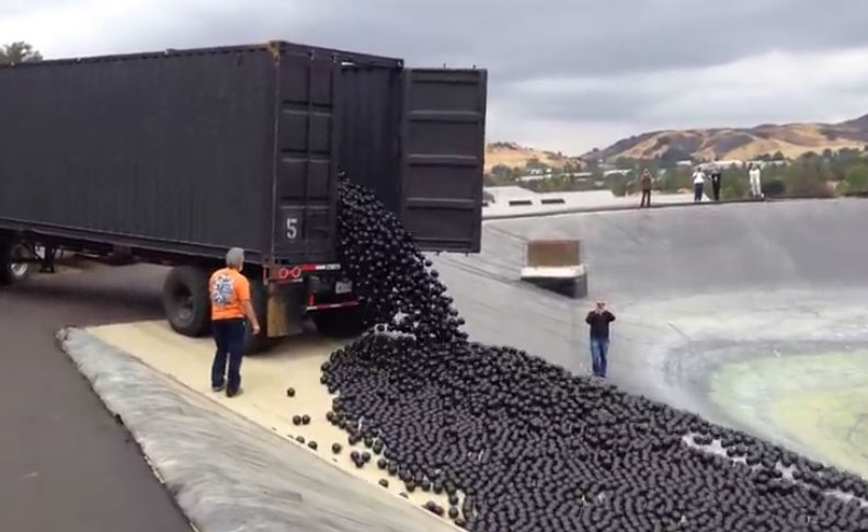 A hypnotic cascade of ‘shade balls’ fills reservoir (Video)