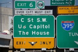 Older signage indicates the exit from I-395 to C Street SW as Exit 6, the correct exit number. (WTOP/Dave Dildine)