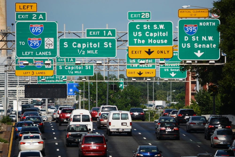 Looking eastward across the inbound lanes of the Southeast/Southwest Freeway, several signs mislabel the exit to C Street SW and the U.S. Capitol as Exit 2B. It is actually Exit 6. (WTOP/Dave Dildine)