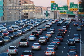 Heavy traffic moves each way on the Southeast-Southwest Freeway near the 3rd Street Tunnel earlier this year shortly after the misleading signage was installed.  (WTOP/Dave Dildine)