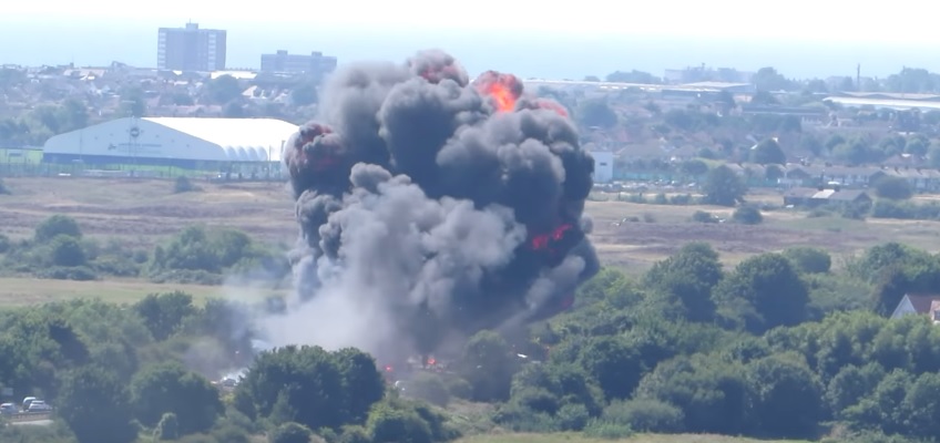 7 killed in U.K. airshow plane crash (Video)