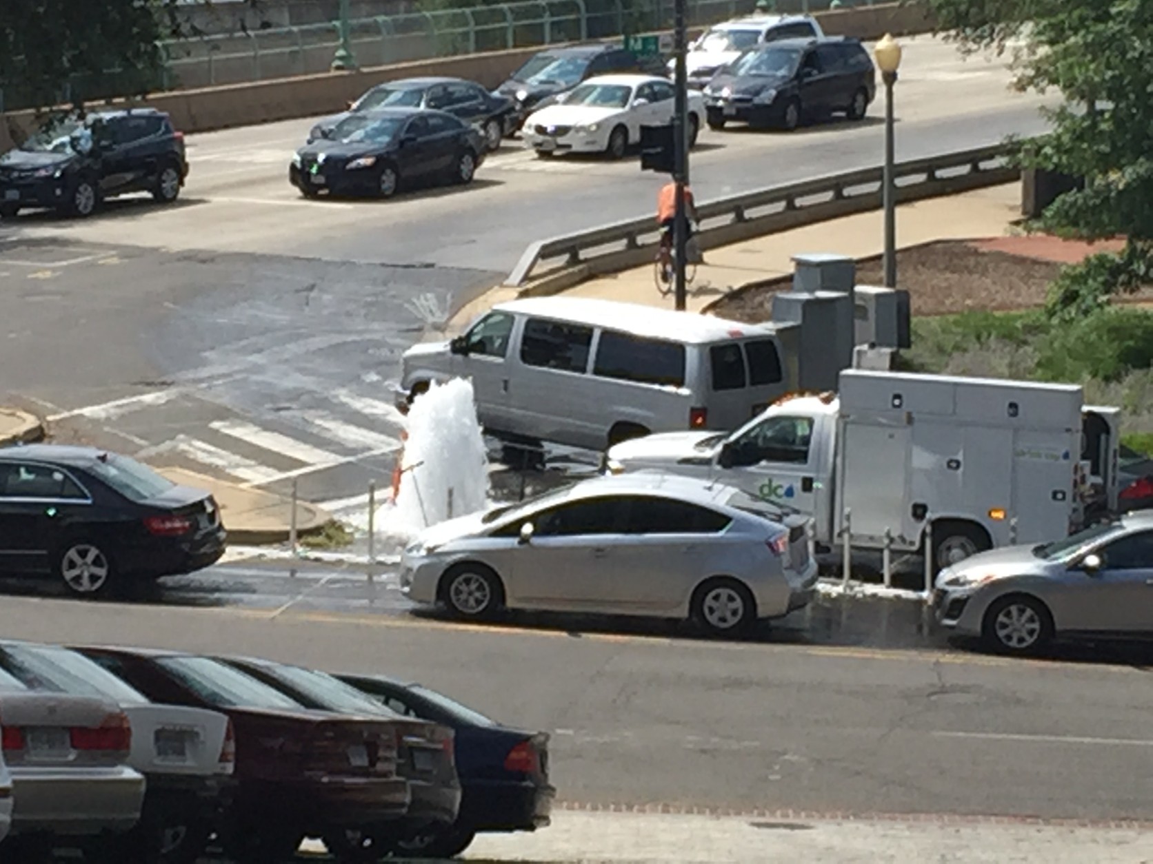 Traffic gets around a water main break on Canal Road in D.C. (WTOP/Megan O'Rourke)