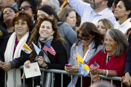 Spectators hoping for a glimpse of Pope Francis crowd the South Lawn of the White House in Washington, Wednesday, Sept. 23, 2015, before the official state arrival ceremony where President Barack Obama will welcome the pope. (AP Photo/Pablo Martinez Monsivais)