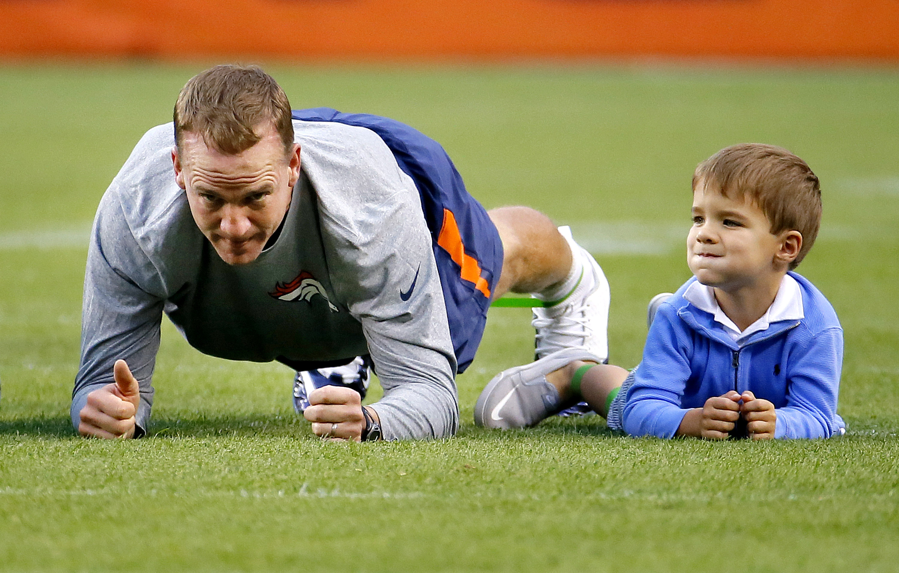 Photos: Peyton Manning’s 4-year-old son joins pregame workout