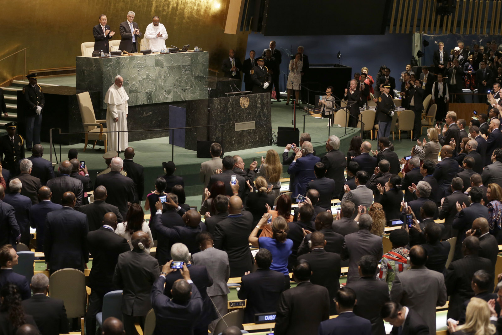 Pope Francis receives a standing ovation after addressing the 70th session of the United Nations General Assembly, Friday, Sept. 25, 2015 at United Nations headquarters.  (AP Photo/Mary Altaffer)