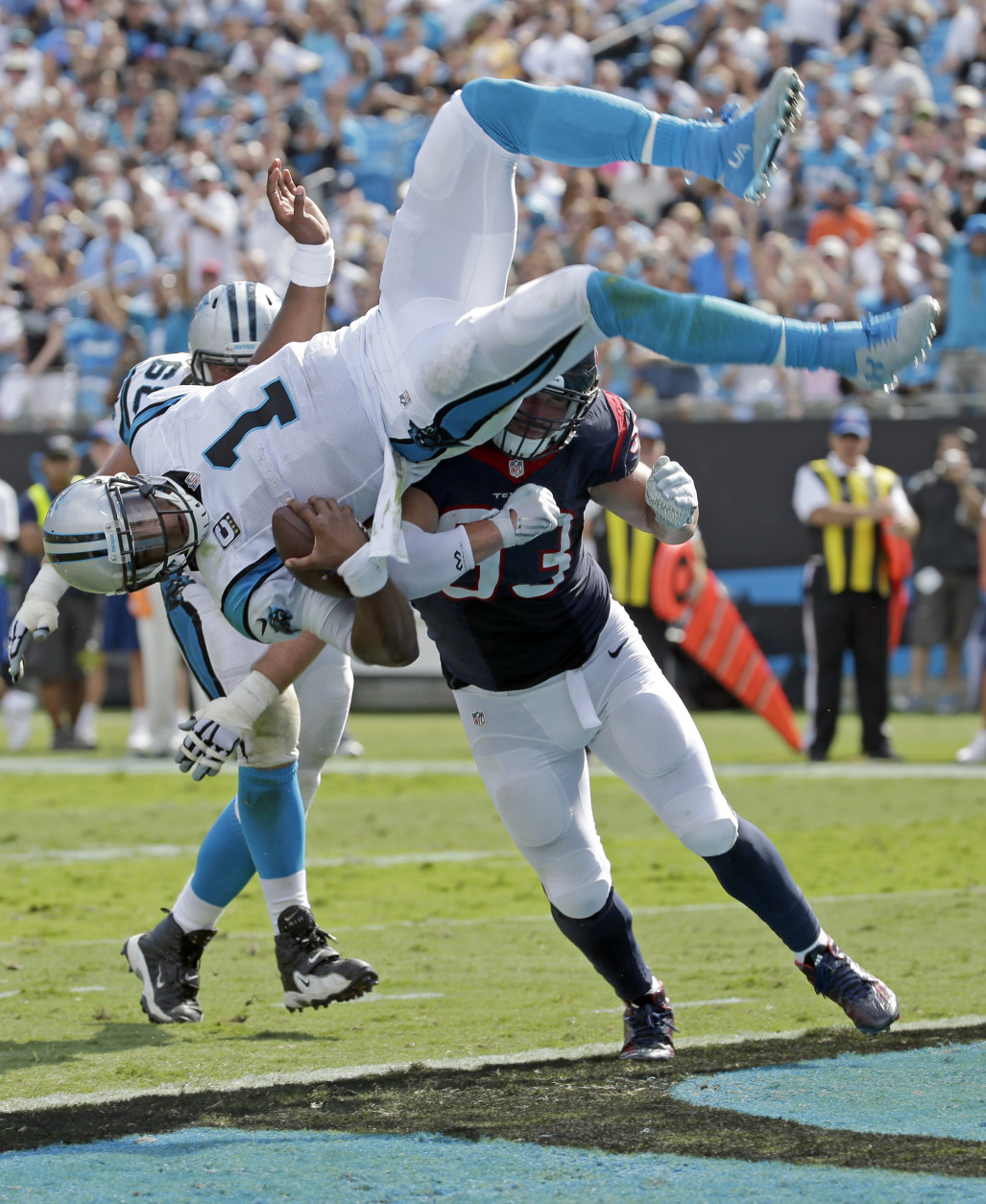 Cam Newton, de los Panthers de Carolina, salta por encima de Jared Crick, de los Texans de Houston, para un touchdown en la segunda mitad del juego del domingo 20 de septiembre de 2015 en Charlotte, North Carolina. (Foto AP/Chuck Burton)