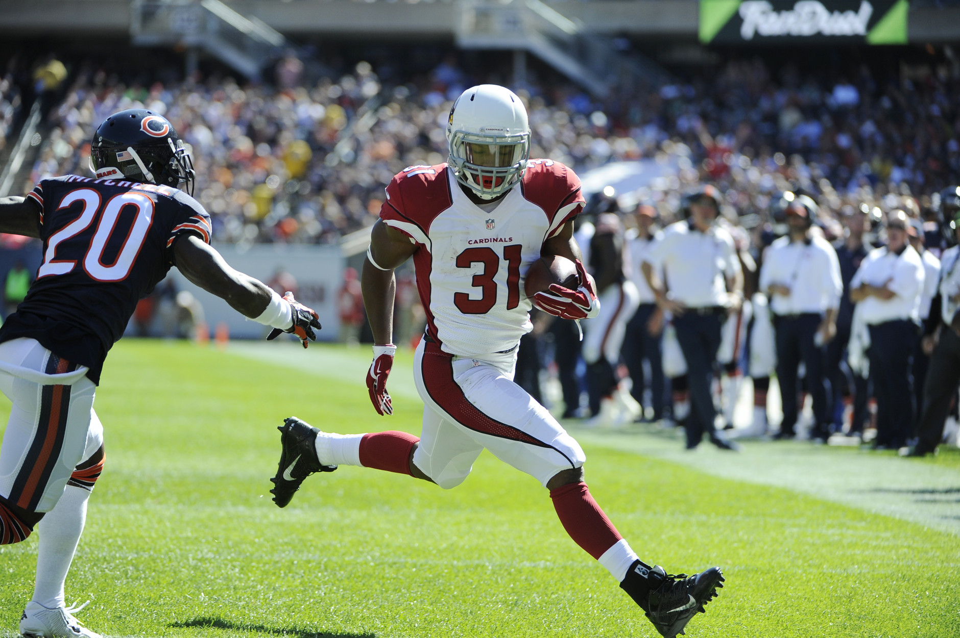 Arizona Cardinals running back David Johnson (31) runs past Chicago Bears cornerback Terrance Mitchell (20) for a touchdown during the second half of an NFL football game, Sunday, Sept. 20, 2015, in Chicago. (AP Photo/David Banks)