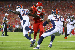 KANSAS CITY, MO - SEPTEMBER 17: Jamaal Charles #25 of the Kansas City Chiefs tries to evade tackler Darian Stewart #26 and David Bruton #30 of the Denver Broncos during the game at Arrowhead Stadium on September 17, 2015 in Kansas City, Missouri. (Photo by Ronald Martinez/Getty Images)