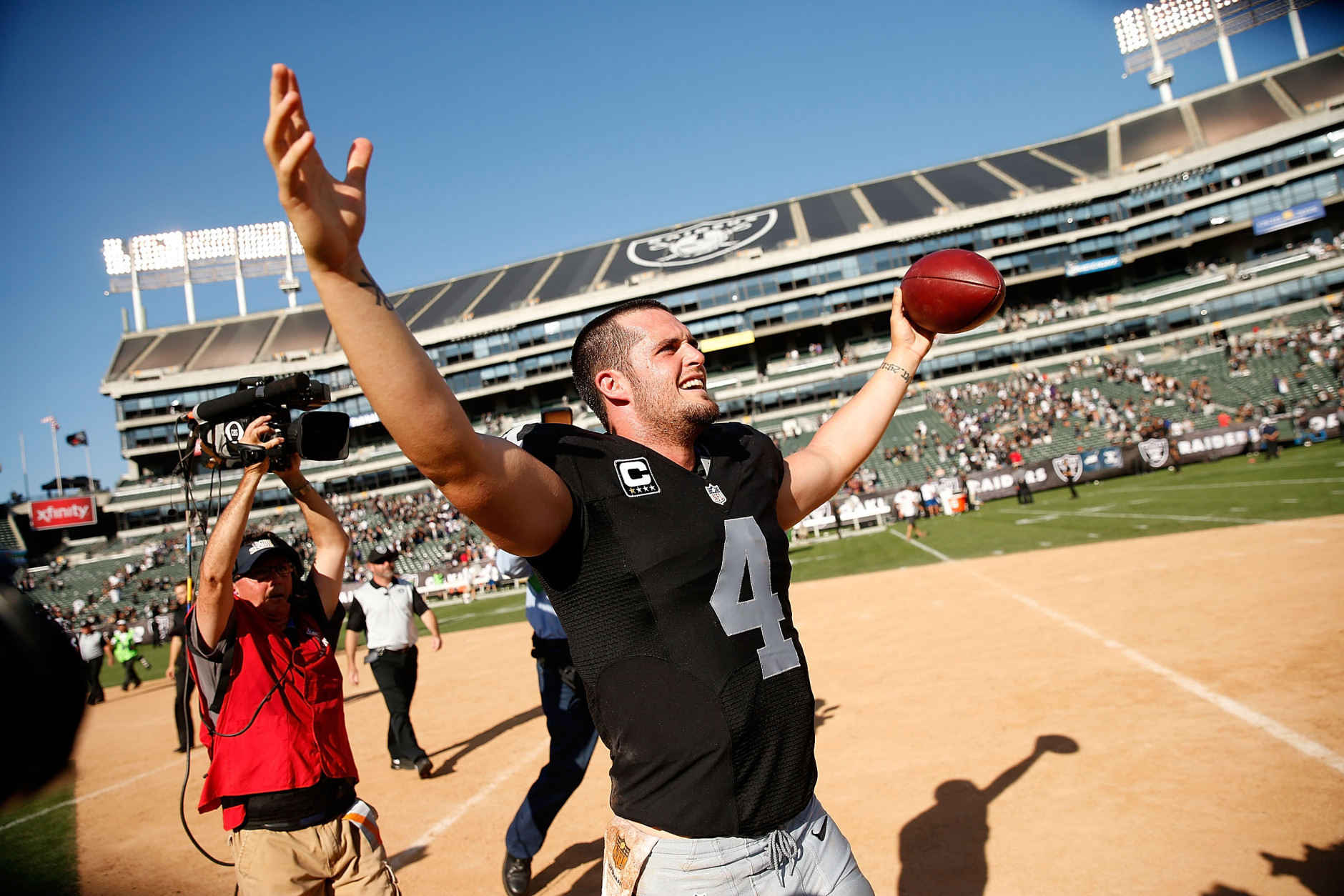 OAKLAND, CA - SEPTEMBER 20:  Derek Carr #4 of the Oakland Raiders celebrates a win over the Baltimore Ravens at Oakland-Alameda County Coliseum on September 20, 2015 in Oakland, California.  (Photo by Ezra Shaw/Getty Images)