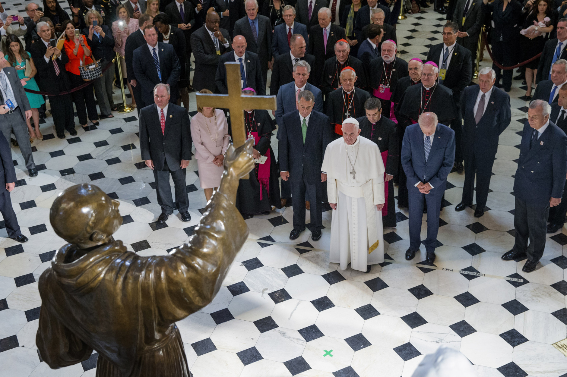Pope Francis (Front C) pauses in front of a sculpture of Spanish-born Junipero Serra, the Franciscan Friar known for starting missions in California, in Statuary Hall at the U.S. Capitol in Washington DC, USA, 24 September 2015. Pope Francis is on a five-day trip to the USA, which includes stops in Washington DC, New York and Philadelphia, after a three-day stay in Cuba. Pope Francis added the Cuba visit after helping broker a historic rapprochement between Washington and Havana that ended a diplomatic freeze of more than 50 years.