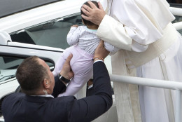 PHILADELPHIA, PA - SEPTEMBER 26: Pope Francis pauses to kiss a baby during his arrival at Independence Mall on September 26, 2015 in Philadelphia., Pennsylvania. After visiting Washington and New York City, Pope Francis concludes his tour of the U.S. with events in Philadelphia on Saturday and Sunday. (Photo by Laurence Kesterson-Pool/Getty Images)
