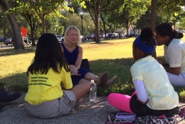 Magnolia Sexton, a military veteran, chats with D.C. students at the National Mall on Friday, Sept. 11, 2015. (WTOP/Dennis Foley)