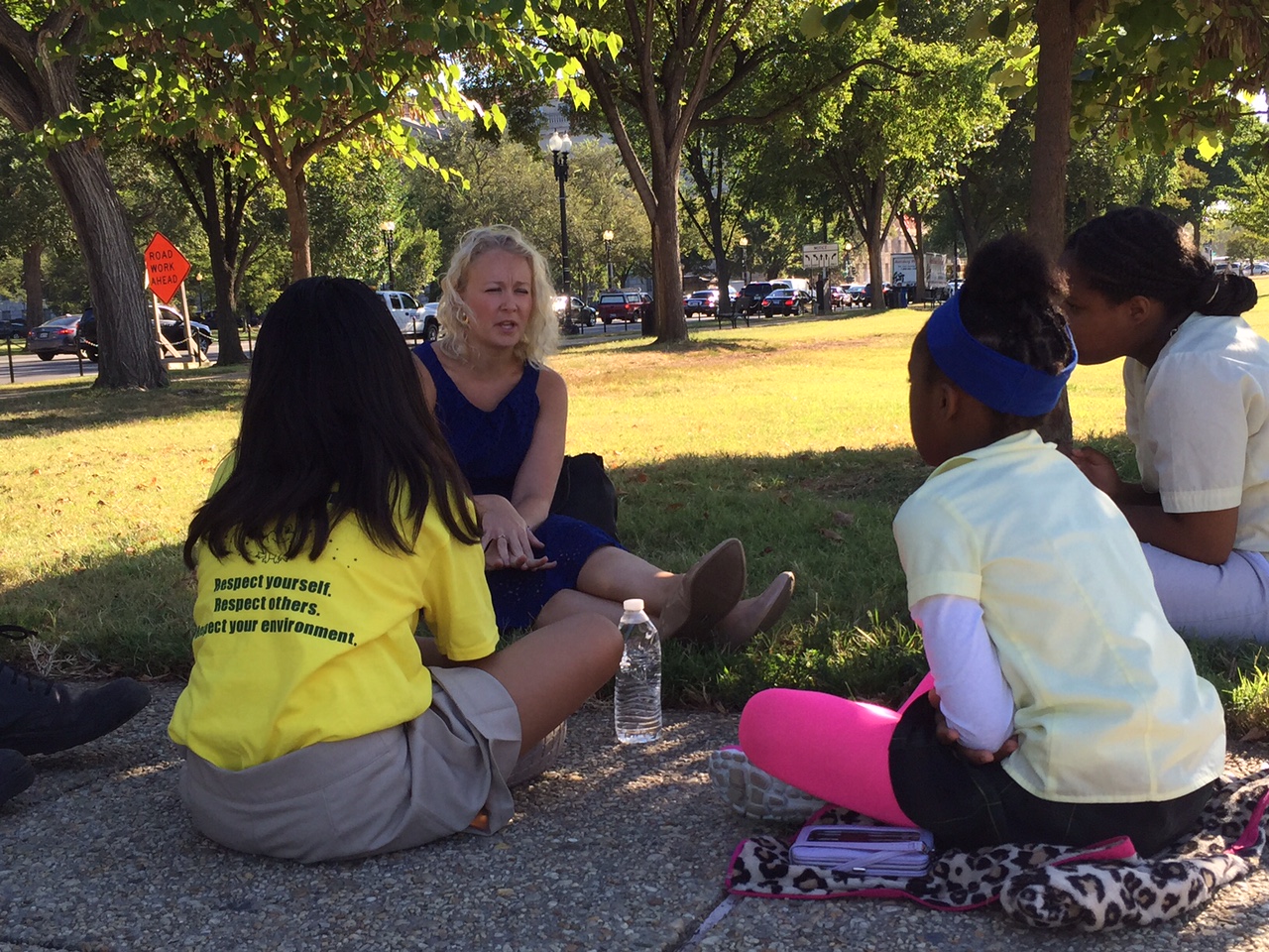 Magnolia Sexton, a military veteran, chats with D.C. students at the National Mall on Friday, Sept. 11, 2015. (WTOP/Dennis Foley)