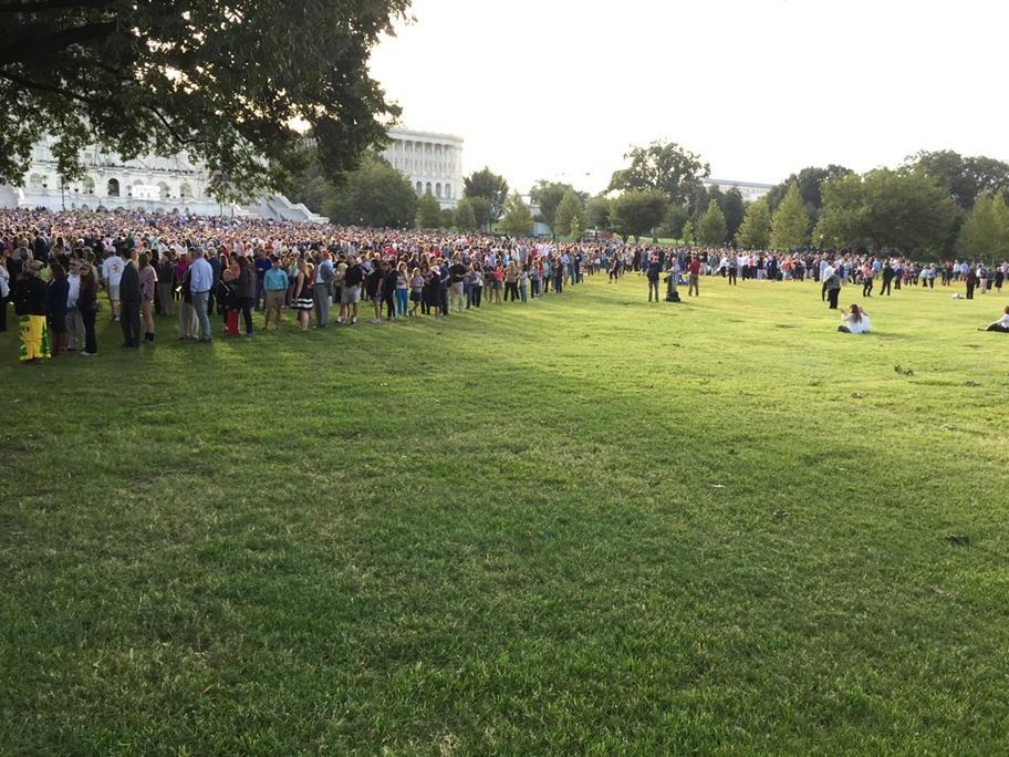 Available space on the Capitollawn fills up quickly ahead of Pope Francis' address (WTOP/Kristi King)