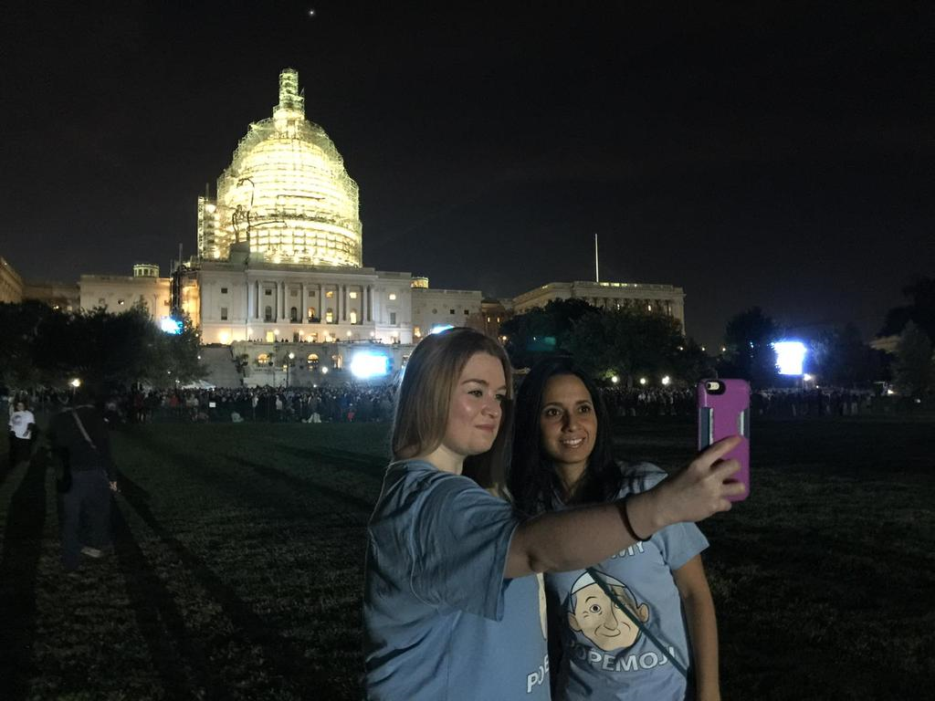 People gather on the West Lawn of the Capitol before dawn Thursday to hear Pope Francis' address. (WTOP/Kristi King)