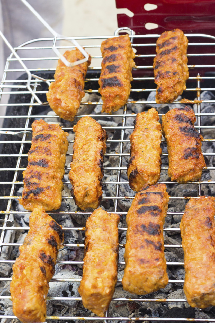 Barbecue with ground meat rolls