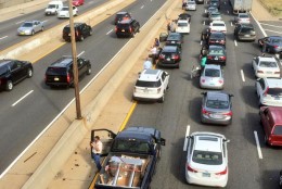 Drivers get out of their cars on SE/SW Freeway watching the pope leave D.C. (WTOP/Dave Dildine)