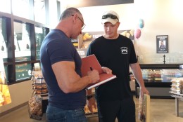 Giant opened a new grocery at Potomac Yard Friday, with celebrity chef Robert Irvine signing his new book. (WTOP/Colleen Kelleher)