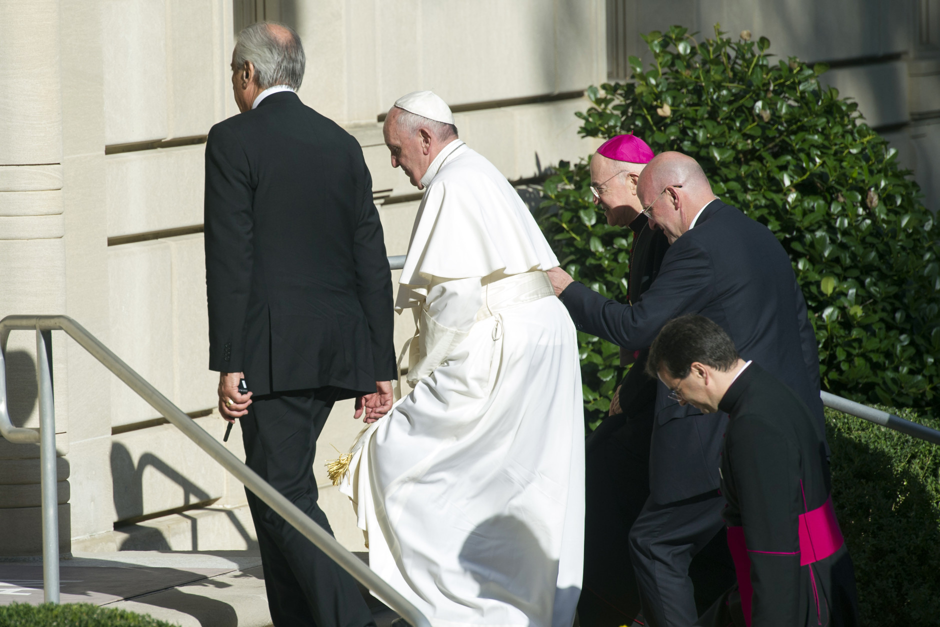Pope Francis enters the Apostolic Nunciature, the Vatican's diplomatic mission in the heart of Washington, Tuesday, Sept. 22, 2015. Pope Francis will visit the White House on Wednesday, becoming only the third pope to visit the White House.  (AP Photo/Cliff Owen)