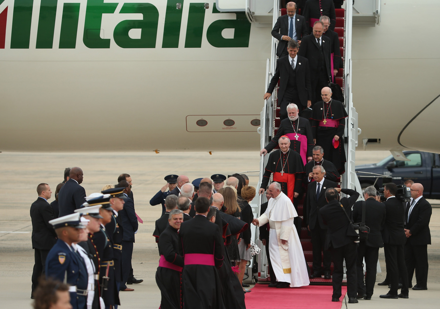 Pope Francis is greeted by U.S. President Barack Obama, first lady Michelle Obama, Vice President Joe Biden and other political and Catholic church leaders after arriving from Cuba September 22, 2015 at Joint Base Andrews, Maryland. Francis will be visiting Washington, New York City and Philadelphia during his first trip to the United States as pope.