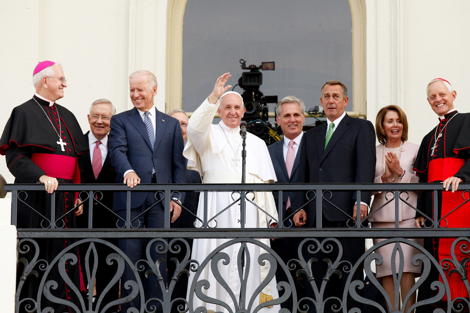 WASHINGTON, DC - SEPTEMBER 24:  Pope Francis waves to crowd from the balcony of the US Capitol building, after his address to a joint meeting of the U.S. Congress as (L to R) Arch Bishop Joseph E. Kurtz,  Senate Minority Leader Harry Reid (D-NV), Vice President Joe Biden, House Majority Leader Kevin McCarthy (R-CA), Speaker of the House John Boehner (R-OH), House Democratic Leader Rep. Nancy Pelosi (D-CA) and Cardinal Donald Wuerl look on September 24, 2015 in Washington, D.C. Pope Francis, the first pope to address a joint meeting of Congress, will finish his tour of Washington later today before traveling to New York City.  (Photo by Evy Mages/Getty Images)