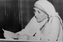 Mother Teresa pictured on Wednesday, October 17, 1979, at her home in Calcutta reading a foreign news dispatch regarding her selection as the 1979 Nobel Peace Prize winner.  This was the first news reaching her on the award.(AP PHOTO/SANTOSH BASA)