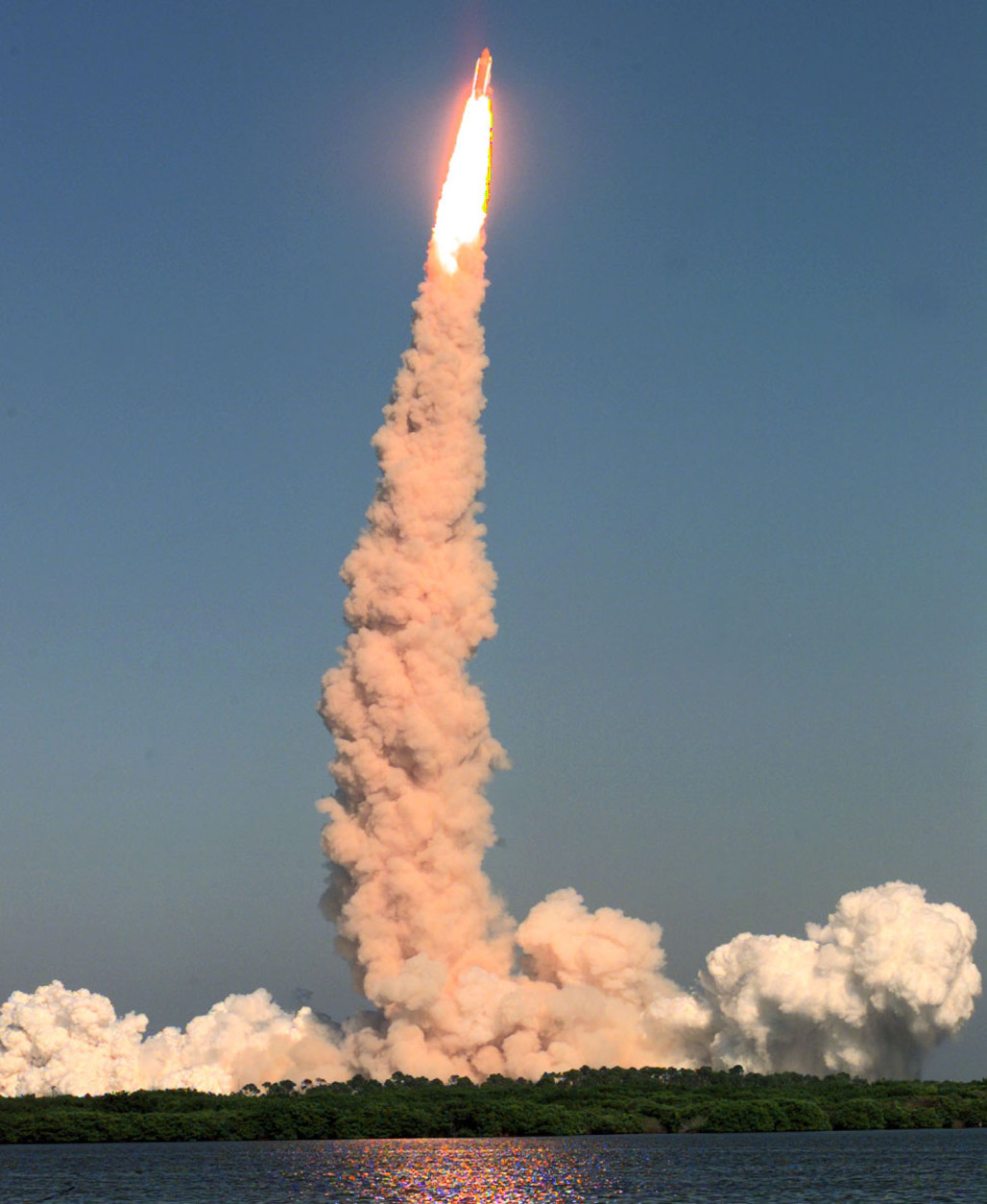 The Space shuttle Discovery, with Sen. John Glenn and six other astronauts aboard, heads for space Thursday afternoon, Oct. 29, 1998, at Kennedy Space Center, in Cape Canaveral, Fla.  (AP Photo/Mark Humphrey)