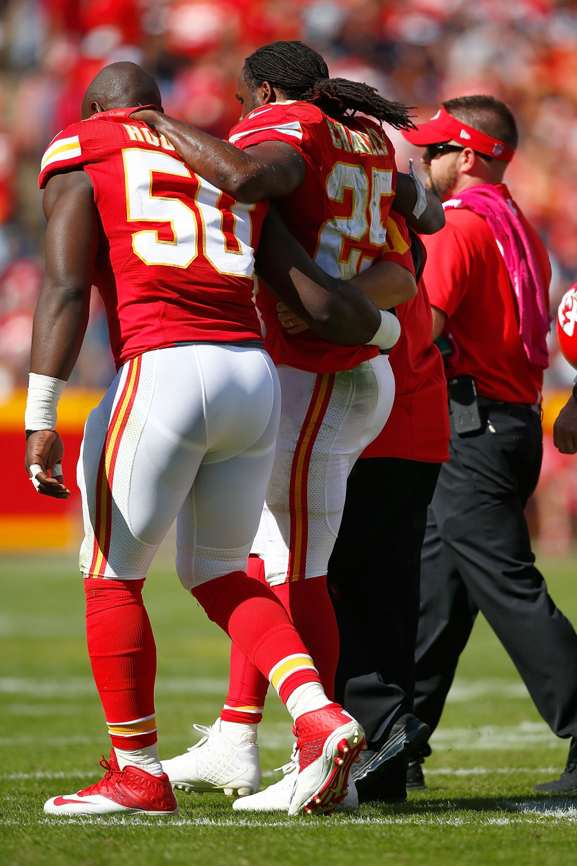 KANSAS CITY, MO - OCTOBER 11:  Jamaal Charles #25 of the Kansas City Chiefs is aided off the field after injury by Justin Houston #50 of the Kansas City Chiefs at Arrowhead Stadium during the game on October 11, 2015 in Kansas City, Missouri. (Photo by Jamie Squire/Getty Images)