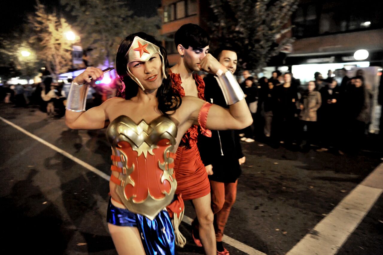 Wonder Woman struts her stuff down 17th Street. (Courtesy Shannon Finney, www.shannonfinneyphotography.com)