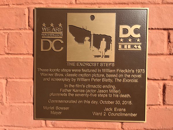The plaque that now resides at the base of the steps along M St., commemorating the stairs. (Photo: WTOP/Michelle Basch)
