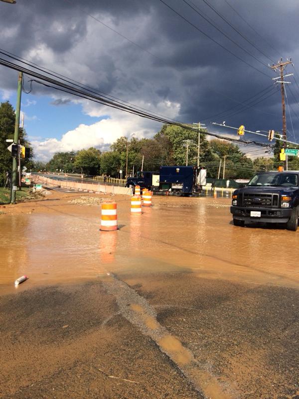 A water main break on Rockville Pike has snarled traffic Tuesday afternoon. (WTOP/Dick Uliano)