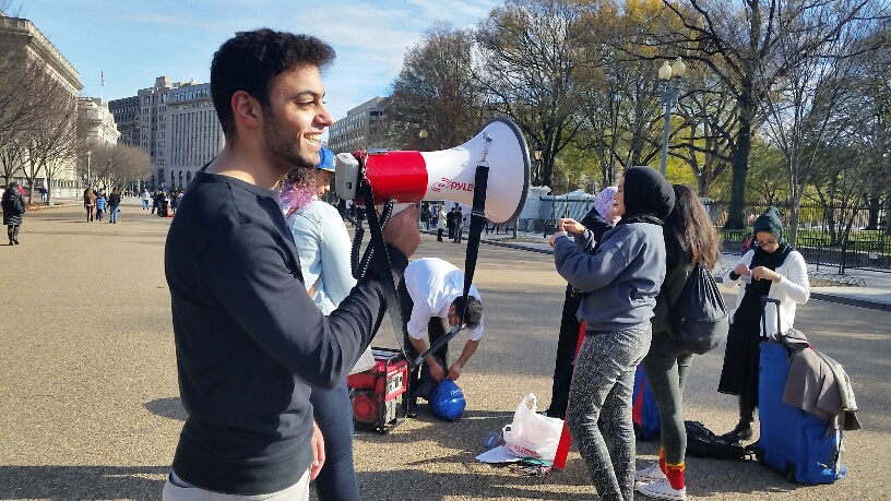 In support of refugees from Syria, Ahmad Asaad coordinated a rally outside the White House on Saturday, Nov. 20, 2015. (WTOP/Kathy Stewart)