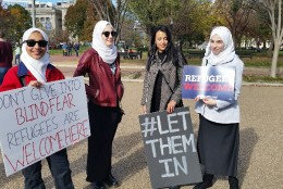 Protesters rallied outside the White House on Saturday, Nov. 20, 2015 as a show of support to Syrian refugees. (WTOP/Kathy Stewart)
