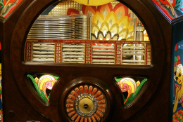**ADVANCE FOR SUNDAY MAY 28**  A Wurlitzer "Victory" model juke box  circa 1944, which is worth about $10,000 and plays 78 rpm records, sits in a room at the  National Juke Box Exchange, on Friday, March 7, 2006, in Mayfield, N.Y. New digital jukeboxes are the latest version of the popular music machine.  (AP Photo/ Jim McKnight)