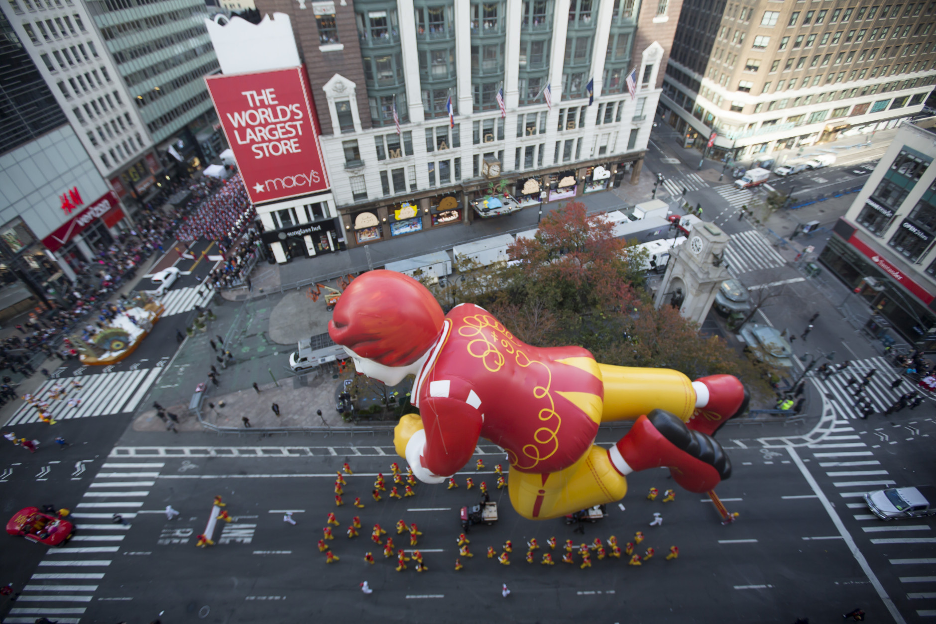 The Ronald McDonald balloon goes down 6th Avenue for the 89th annual Macy's Thanksgiving Day Parade as seen from above street level on Thursday, Nov. 26, 2015, in New York. (Photo by Ben Hider/Invision/AP)