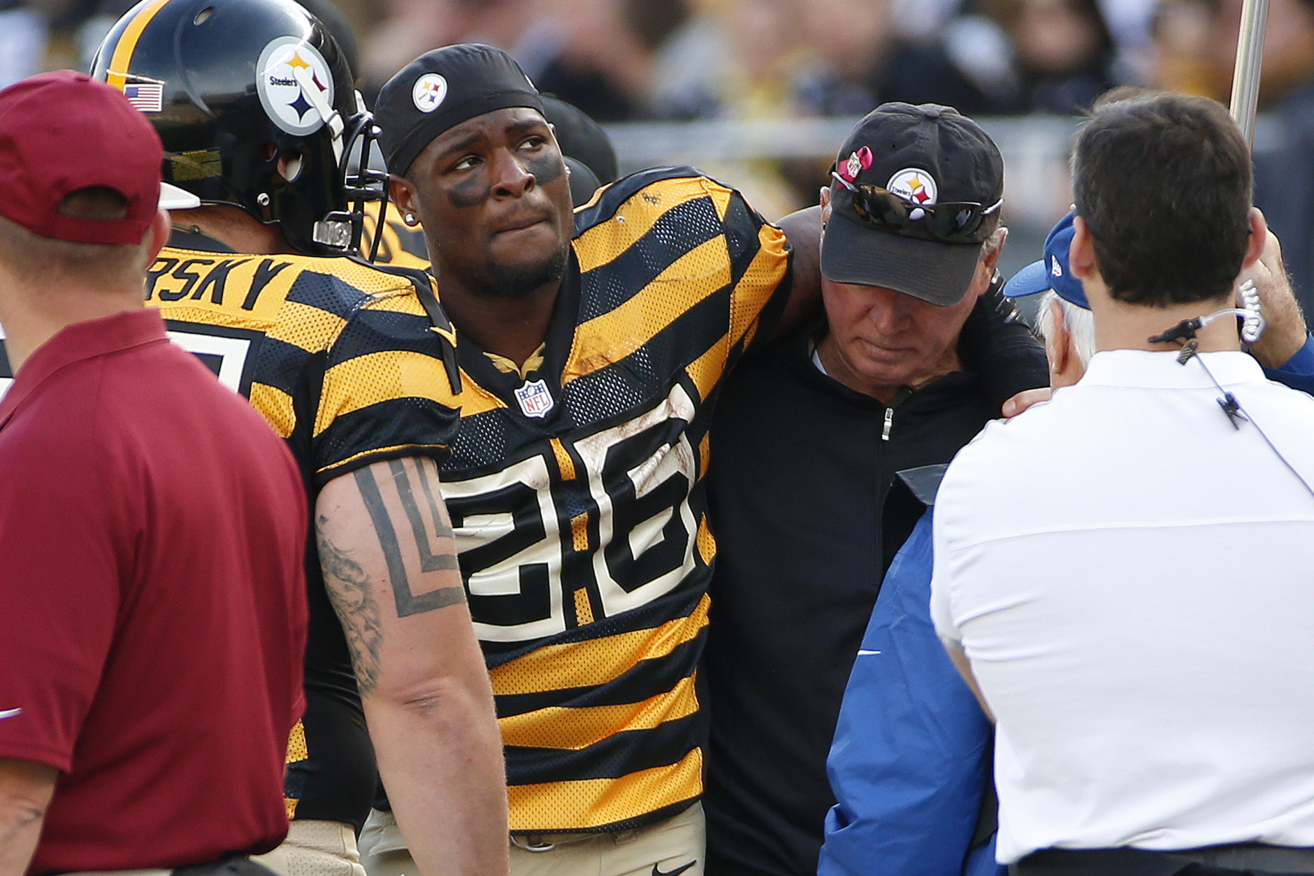 Pittsburgh Steelers running back Pittsburgh Steelers running back Le'Veon Bell (26) is helped by a team doctor after injuring his right knee in the first half of an NFL football game against the Cincinnati Bengals, Sunday, Nov. 1, 2015 in Pittsburgh. Bell was driven off the field, and did not return to the game. (AP Photo/Gene Puskar)