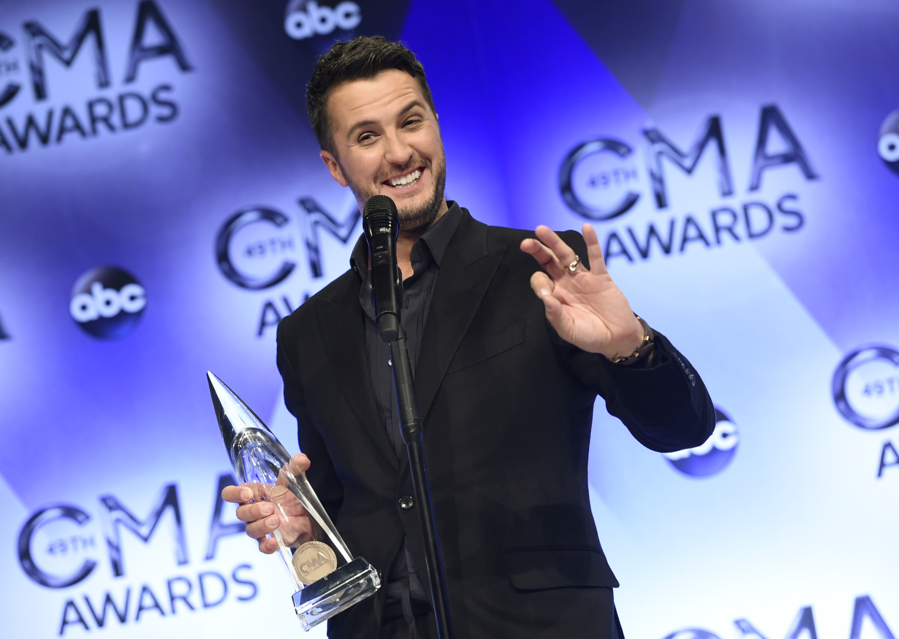 Luke Bryan, winner of the award for entertainer of the year, poses in the press room at the 49th annual CMA Awards at the Bridgestone Arena on Wednesday, Nov. 4, 2015, in Nashville, Tenn. (Photo by Evan Agostini/Invision/AP)