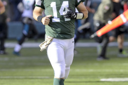 New York Jets quarterback Ryan Fitzpatrick (14) jogs off the field during the third quarter of an NFL football game against the Jacksonville Jaguars, Sunday, Nov. 8, 2015, in East Rutherford, N.J. (AP Photo/Bill Kostroun)