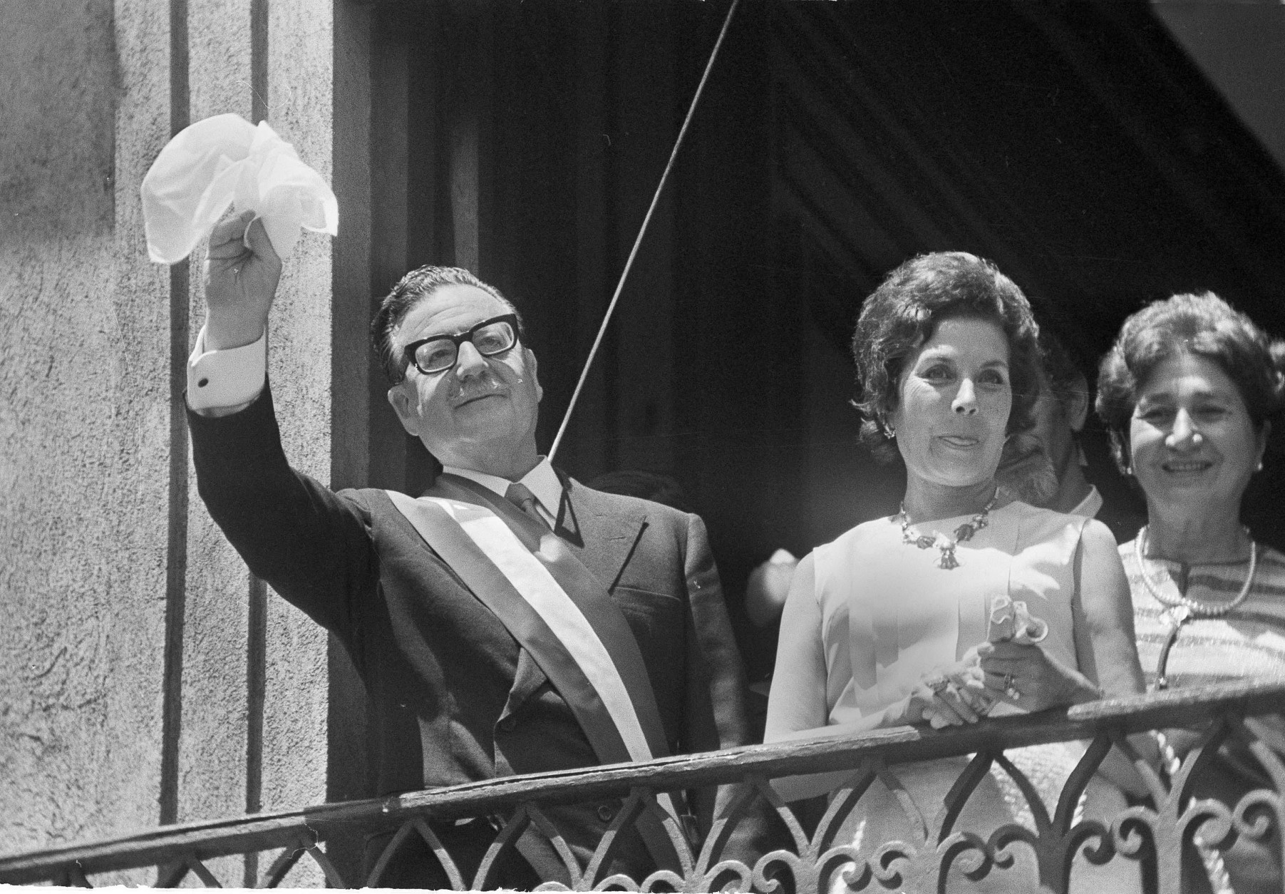 Newly inaugurated Chilean President Salvador Allende waves a handkerchief from the balcony of the government house in Santiago, Nov. 2, 1970 as he and his wife Hortensia Bussi celebrate.  Others are unidentified.  (AP Photo)