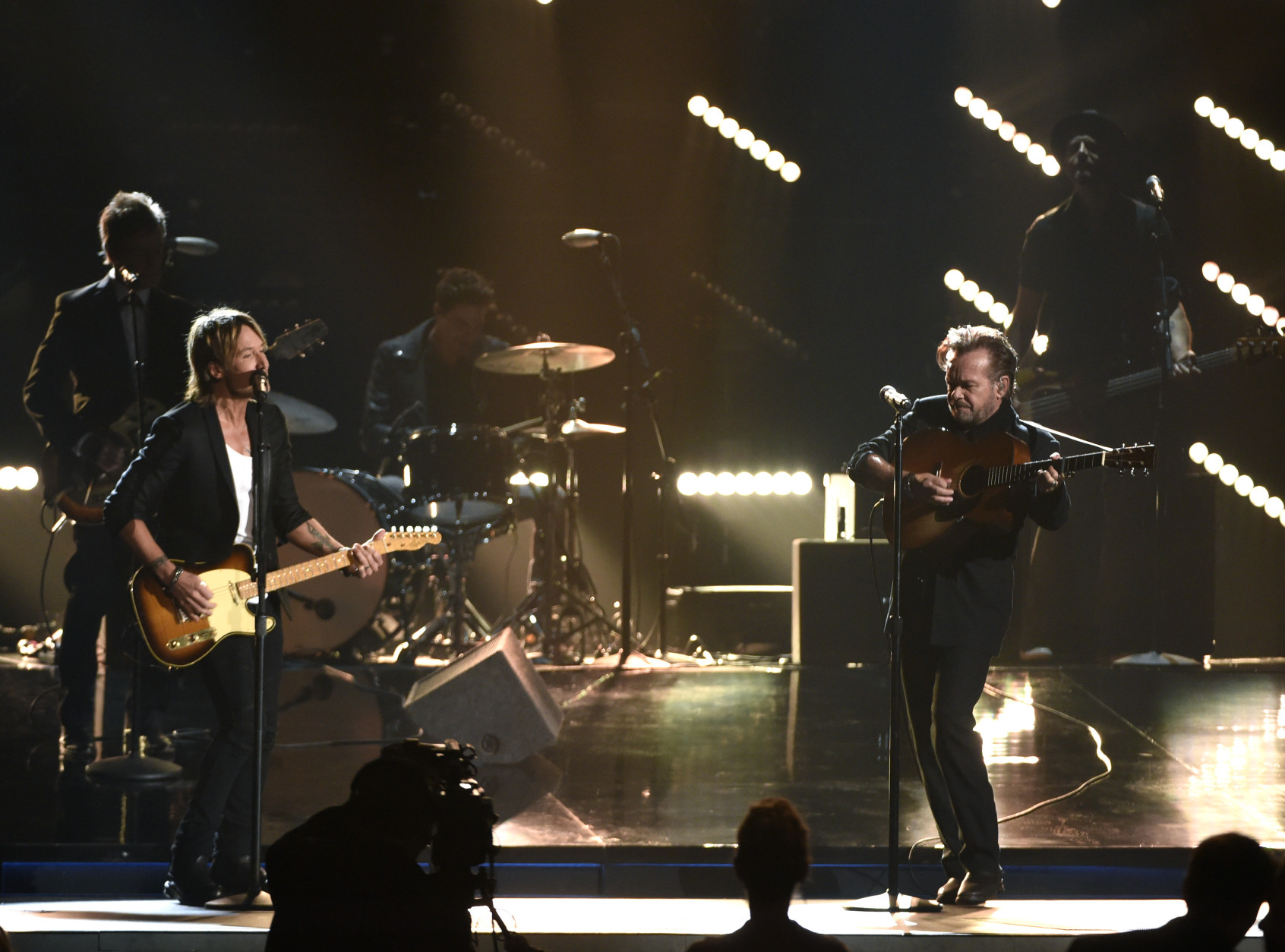 Keith Urban, left, and John Mellencamp perform at the 49th annual CMA Awards at the Bridgestone Arena on Wednesday, Nov. 4, 2015, in Nashville, Tenn. (Photo by Chris Pizzello/Invision/AP)